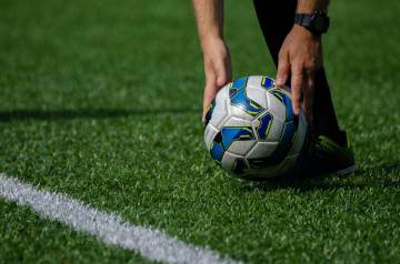 假！阿根廷联赛诞生逆天乌龙绝杀，此球还源自门将被偷鸡（配图示意）